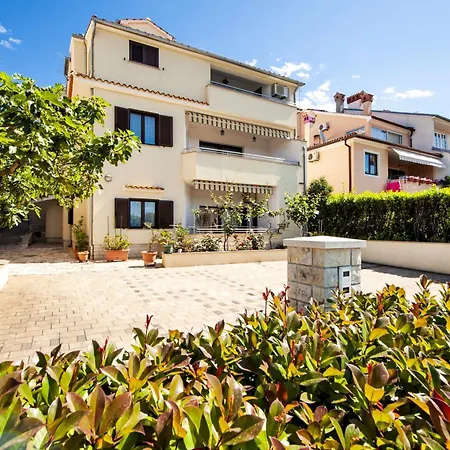 Apartman With Parking Space - 25502 Rovinj