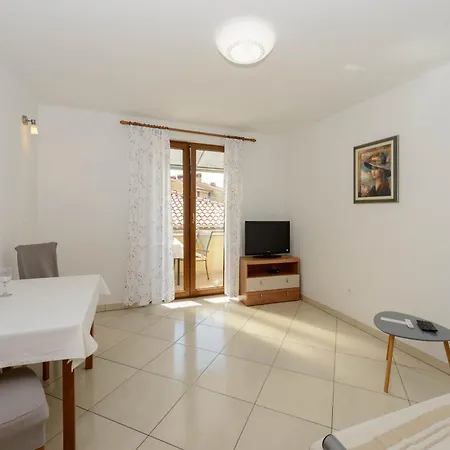 Apartman With Parking Space - 25502 Rovinj